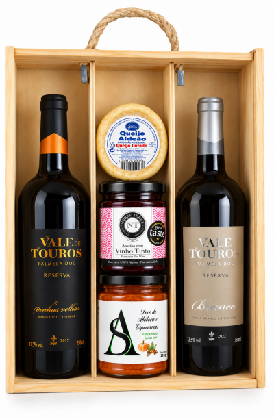 Caixa de madeira com duas garrafas de vinho, queijo curado e compotas
