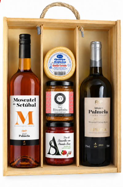 Conjunto de presente com garrafas de vinho, queijo e compotas em caixa de madeira