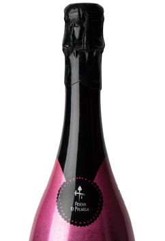 Garrafa rosa de espumante com tampa preta e etiqueta redonda preta com texto.