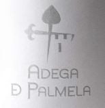 Frasco branco com rótulo e texto ADEGA D PALMELA