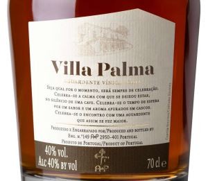 Garrafa de aguardente Villa Palma com rótulo branco e texto castanho