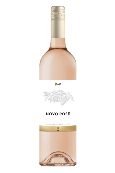 Garrafa de vinho rosé NOVO ROSÉ com rótulo branco e detalhes dourados