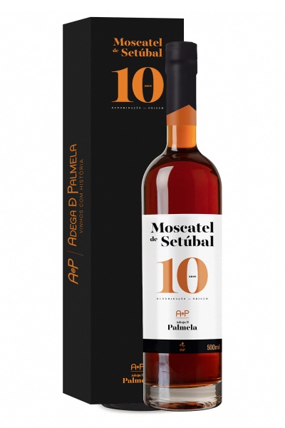 Garrafa de Moscatel de Setúbal 10 anos com embalagem preta