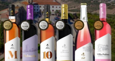 Seis garrafas de vinho com etiquetas coloridas e medalhas AWC 2018