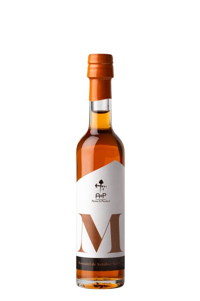 Garrafa de Moscatel de Setúbal DOP com rótulo branco e tampa laranja