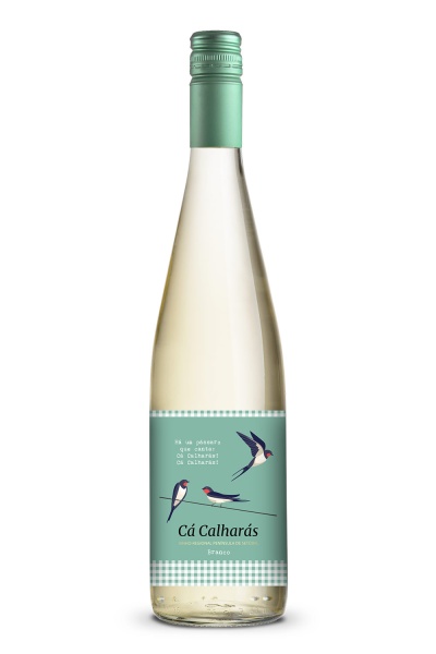 Garrafa de vinho branco com rótulo verde e andorinhas.
