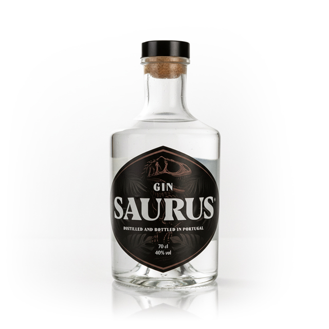 GIN SAURUS Garrafa de gin Saurus com rótulo preto e tampa preta