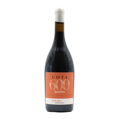Garrafa de vinho tinto Douro com rótulo laranja e branco
