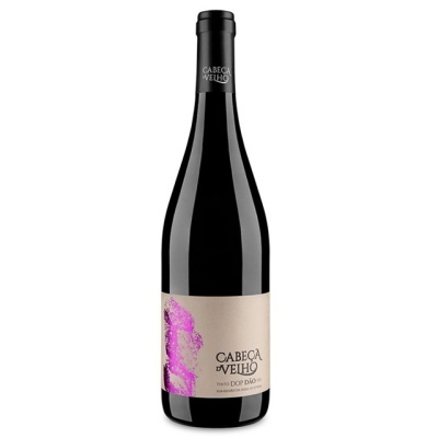 Garrafas de vinho tinto Cabeca Velho com rótulo bege e detalhes em rosa