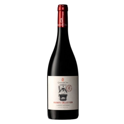 Garrafa de vinho tinto Quinta do Crôa com rótulo branco e tampa vermelha