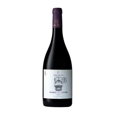 Garrafa de vinho tinto com rótulo branco e tampa roxa