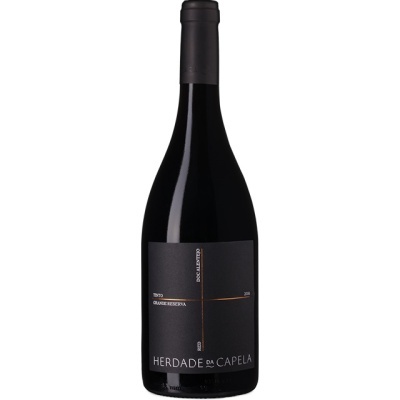 Garrafa de vinho tinto Herdade da Capela com rótulo preto e texto branco e laranja