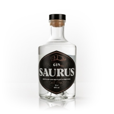 Garrafa de gin Saurus com rótulo preto e tampa preta