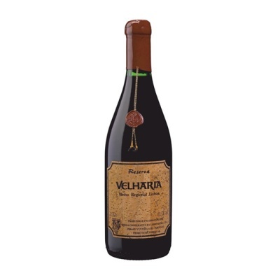 Garrafa de vinho Reserva Velharia com rótulo bege, lacre vermelho e tampa castanha