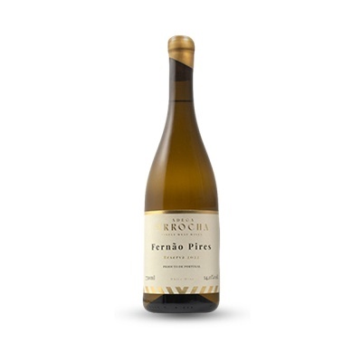 Garrafa de vinho branco Adega Arrojha Fernão Pires Reserva 2017 com rótulo branco