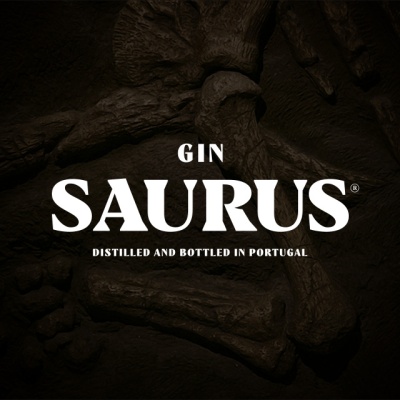 Texto Gin Saurus em branco sobre fundo escuro com textura de ossos.