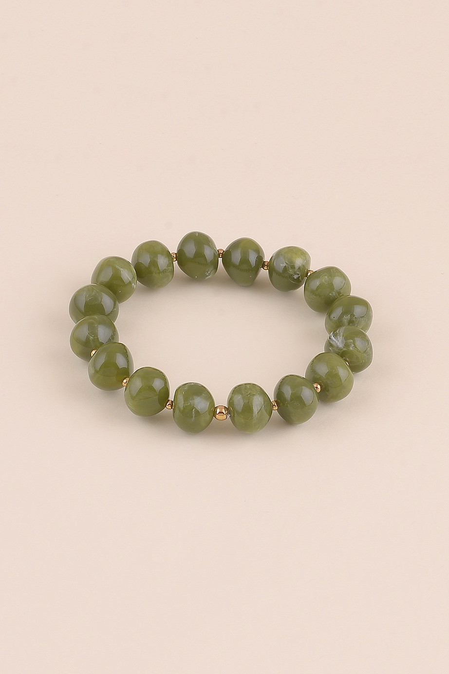 PULSEIRA AMORINA Pulseira de contas verdes e douradas em fundo bege claro