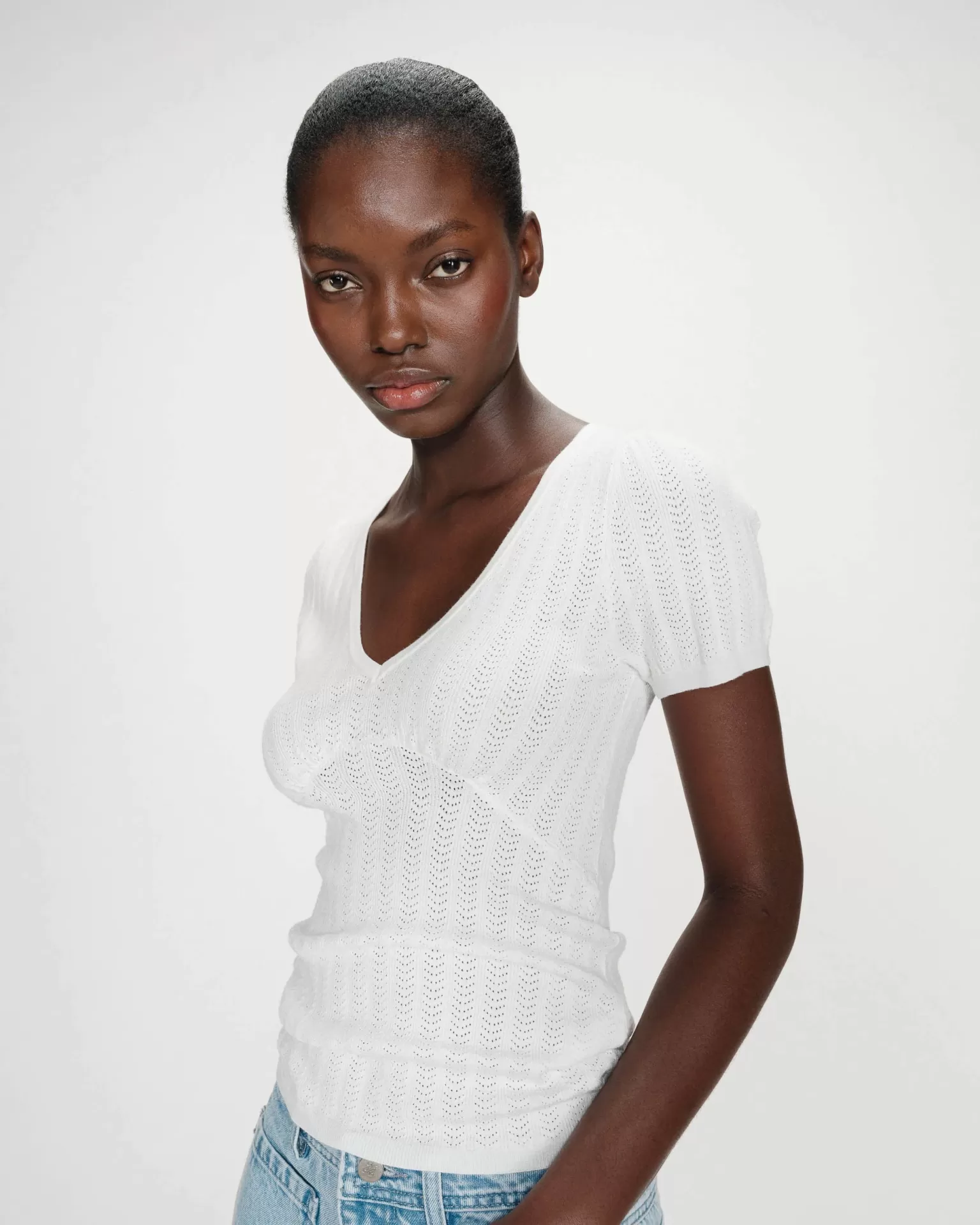 BLUSA VELYOR BRANCO Camisola branca de malha com padrão perfurado e decote em V