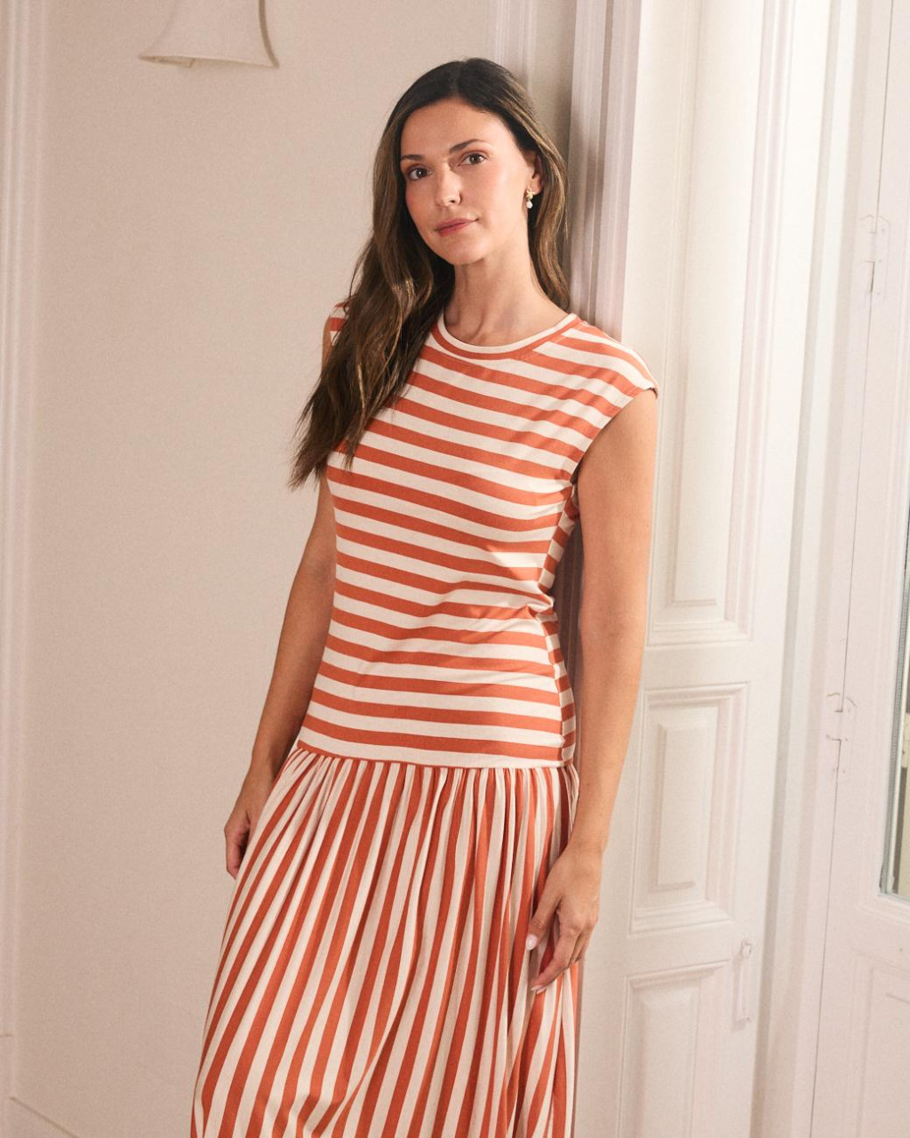 VESTIDO SIRELLA Vestido feminino riscas bege e laranja com saia plissada