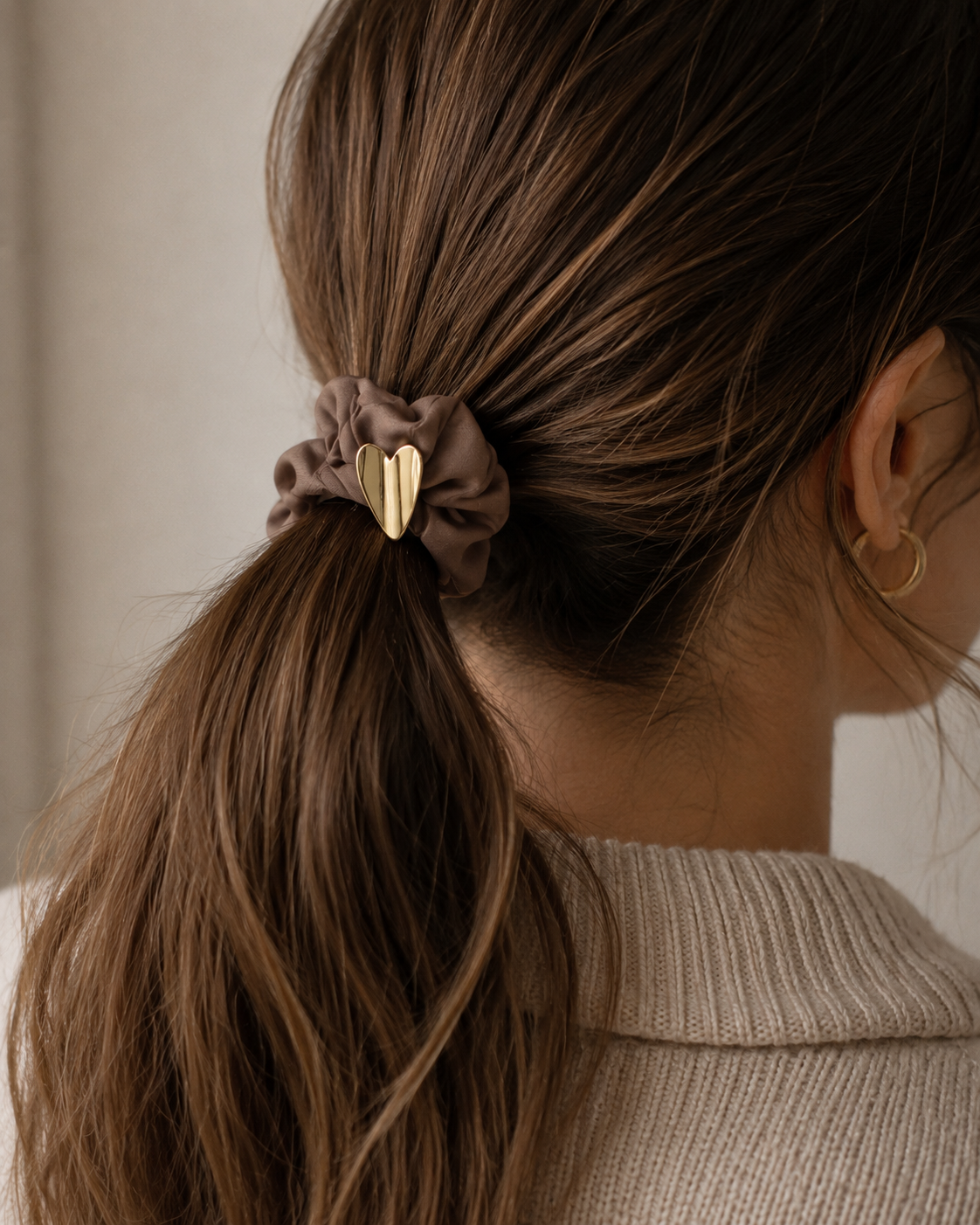 SCRUNCHIE HEART Elástico de cabelo castanho com coração dourado em cabelo castanho