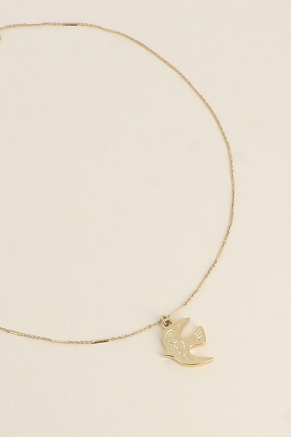 COLAR ZAZU Colar dourado com pendente de pássaro decorado