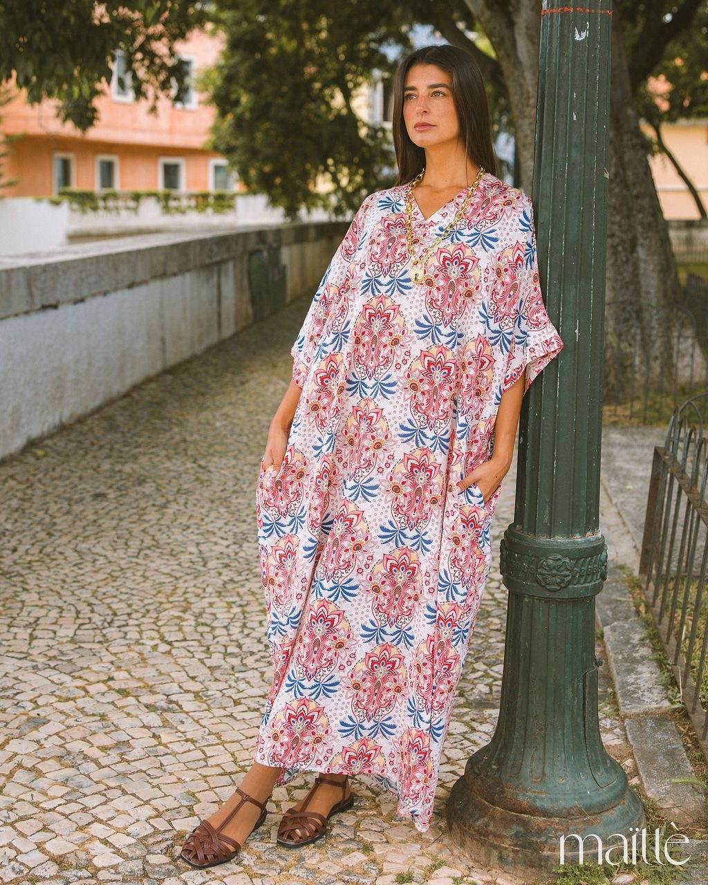 VESTIDO VERDIANA Vestido comprido floral vermelho, azul e branco com bolsos
