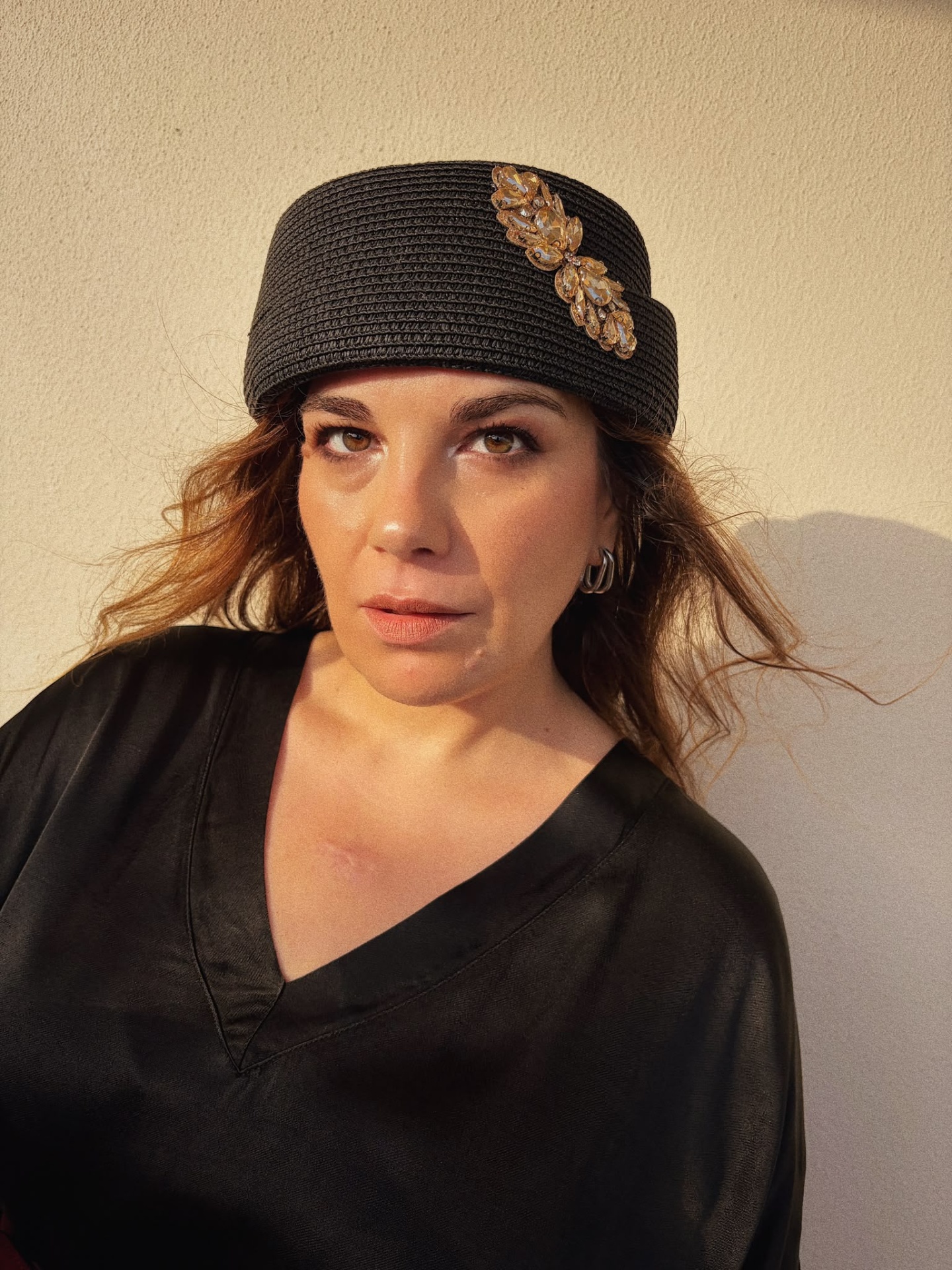 CHAPÉU ALZIRA PRETO Mulher com chapéu preto de corda trançada com aplicação dourada