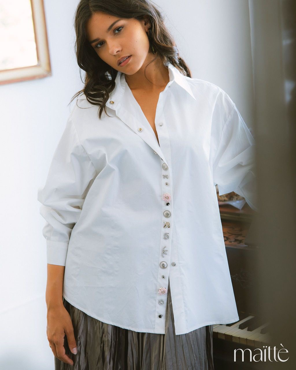 CAMISA BÁRBARA Camisa branca comprida com botões coloridos e saia plissada cinza