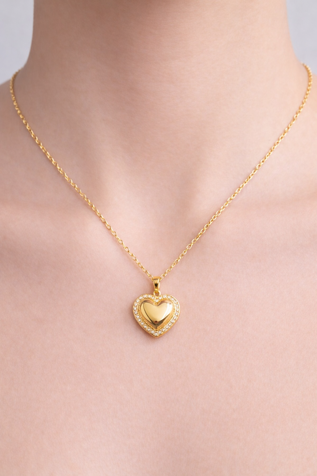 COLAR CORAÇÃO Colar dourado com pendente em forma de coração com pedras brilhantes