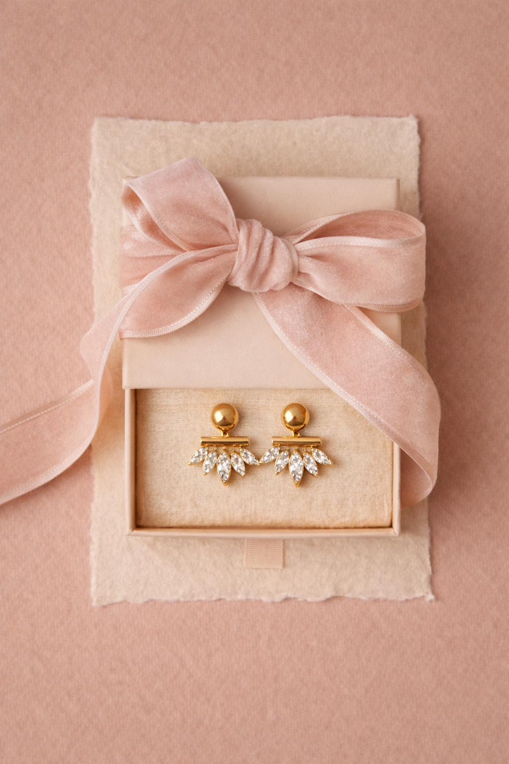 BRINCOS VIOLETA Brincos dourados com pedras em caixa bege e laço rosa