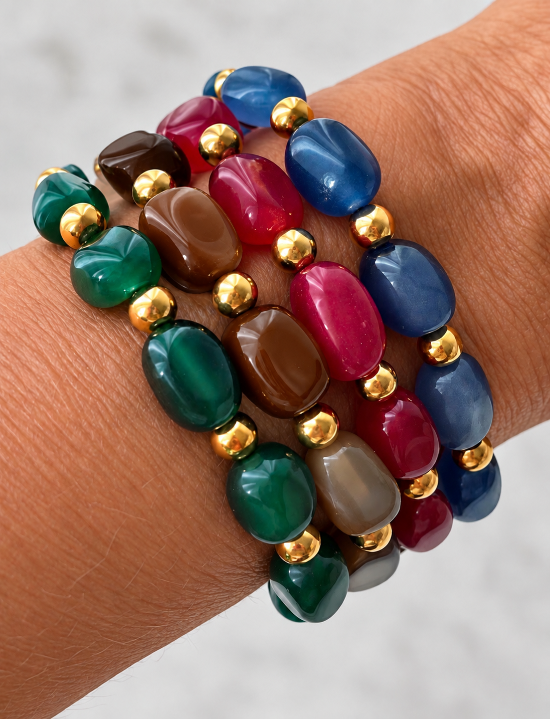PULSEIRA ANNA Pulseiras de contas multicoloridas com pedras e contas douradas no pulso