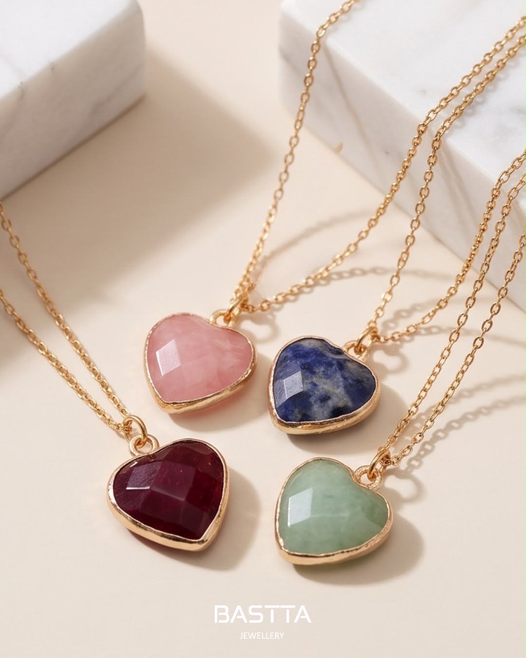 FIO AMOR ÀS CORES Colares com pendentes em forma de coração com pedras coloridas e correntes douradas