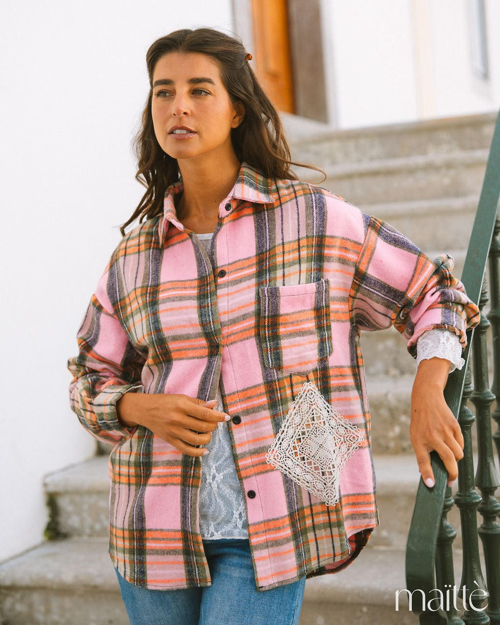 CONJUNTO CIBELE Casaco xadrez rosa com bolso e aplique de renda em modelo junto a escadas externas