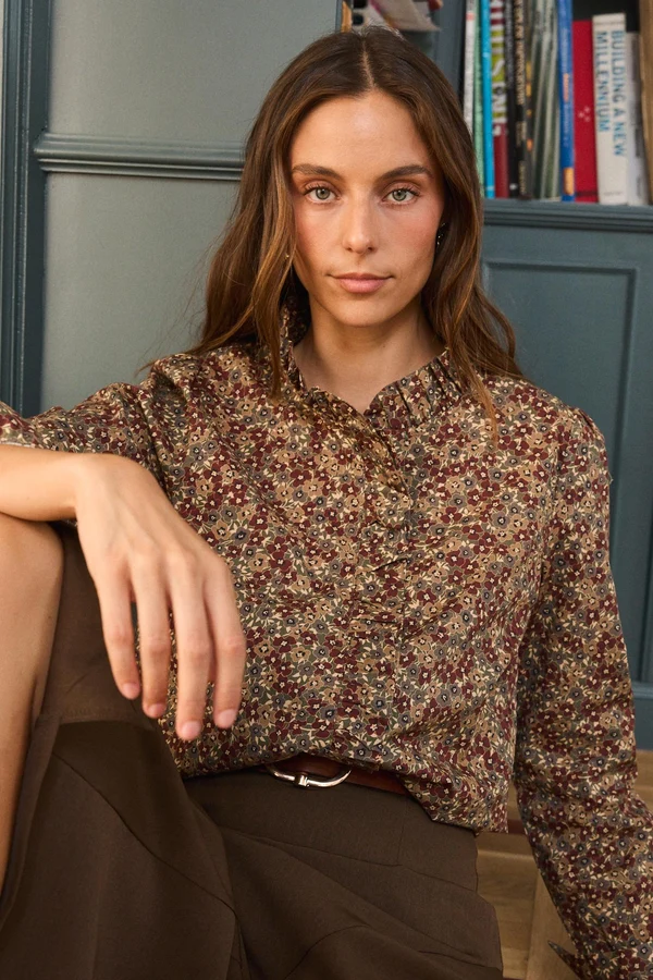 CAMISA ONDINE Camisa floral castanha com gola folhada e botões, calças castanhas e cinto castanho