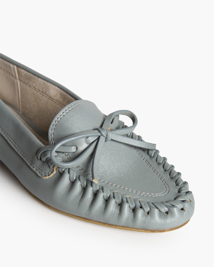 MOCASSIN SHIRLEY AZUL Mocassim de couro azul claro com costura decorativa e laço