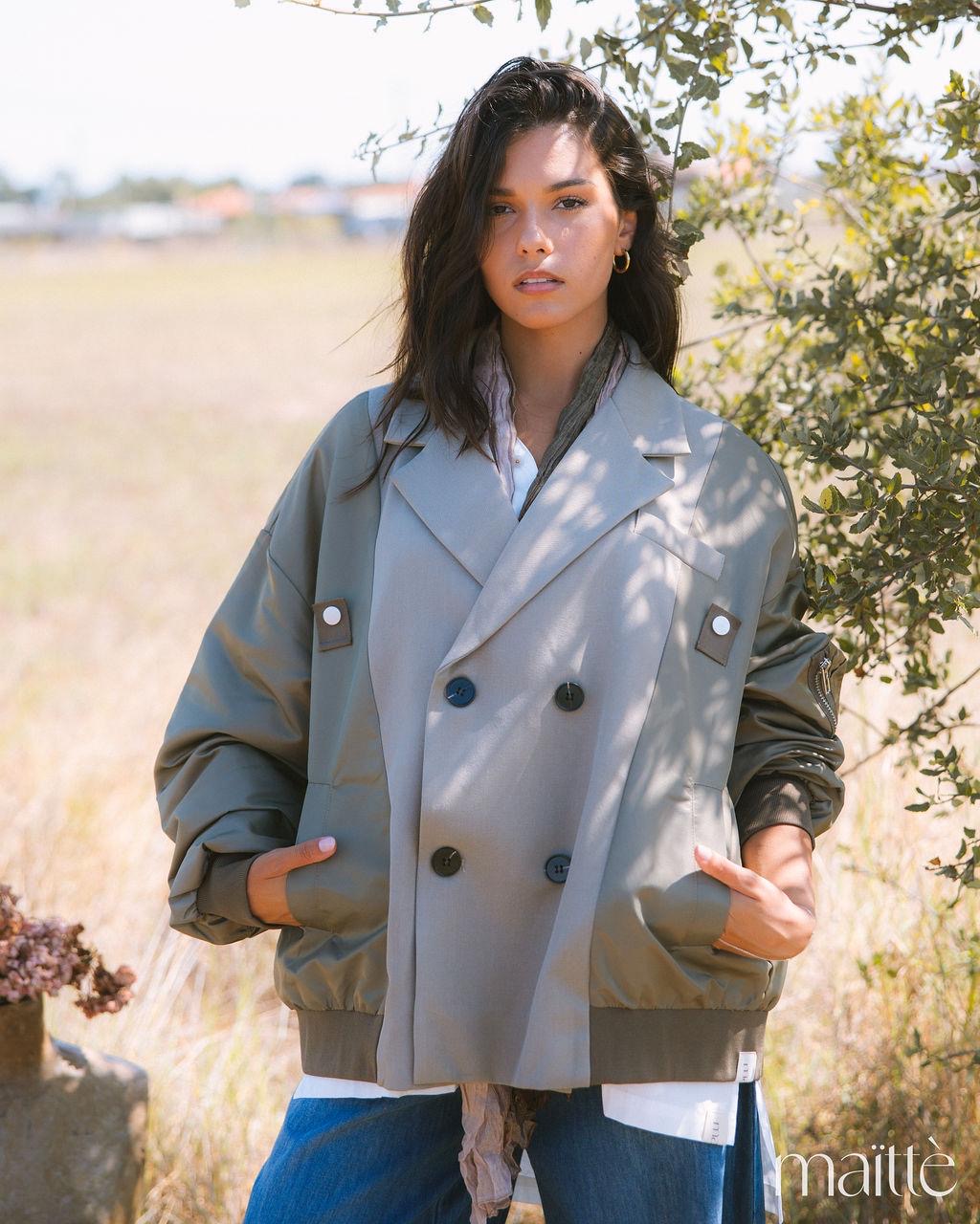 CASACO AURA Casaco oversize feminino cinza e verde-oliva com botões e bolso exterior