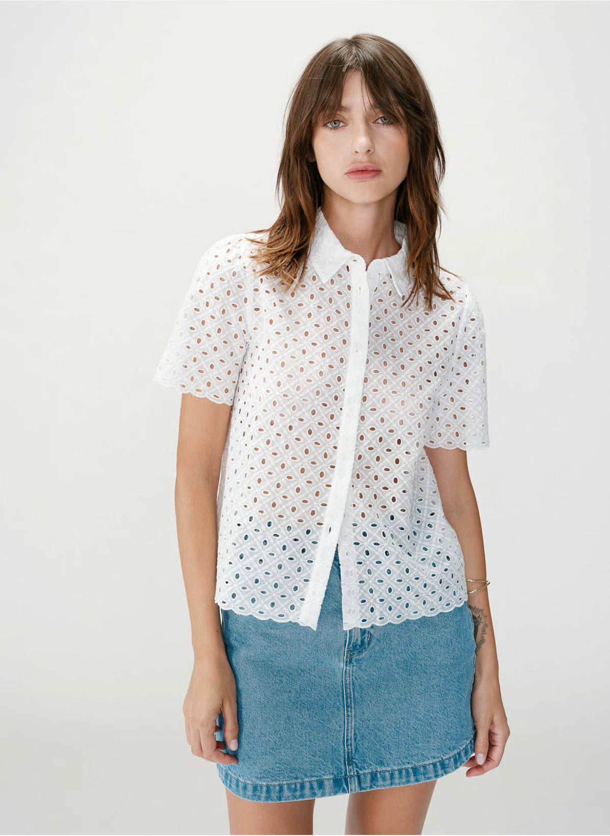 CAMISA WAVERINE BRANCO Camisa branca de renda com padrão circular e saia de ganga azul clara