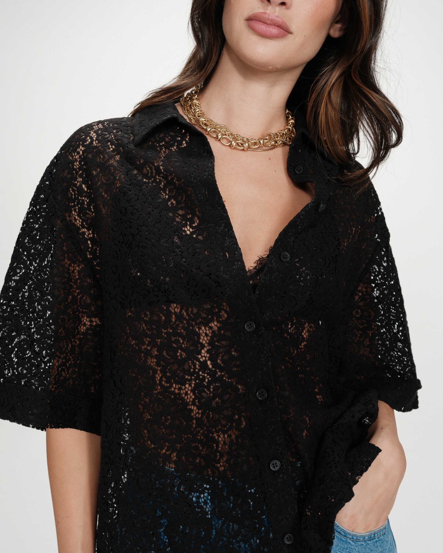 CAMISA VENDEL PRETO Camisa preta de renda floral com colar dourado