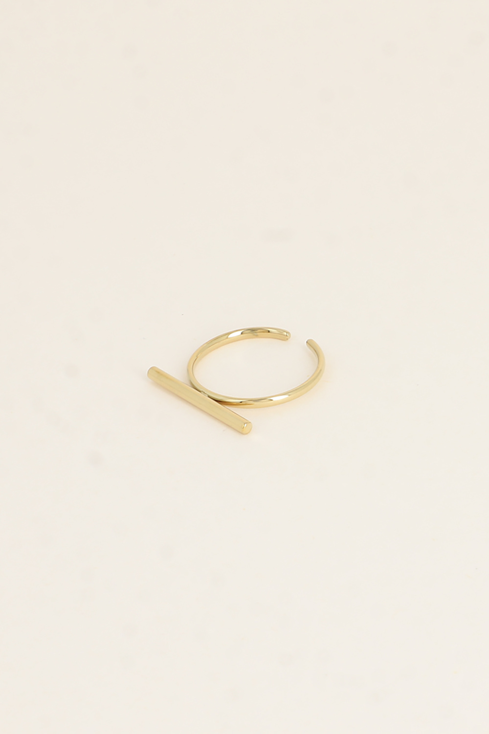 ANEL TRAÇO Anel dourado minimalista com barra reta