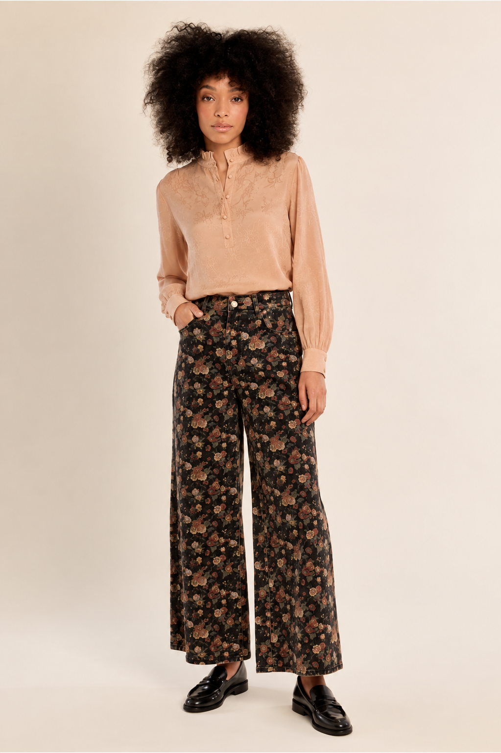 CALÇAS BÉRNIA Calças largas com padrão floral e camisa rosa claro com botões