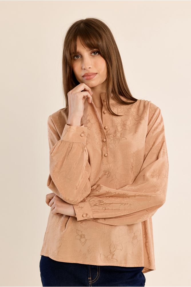 BLUSA BERNARDETE Blusa feminina bege com padrão floral e botões na gola