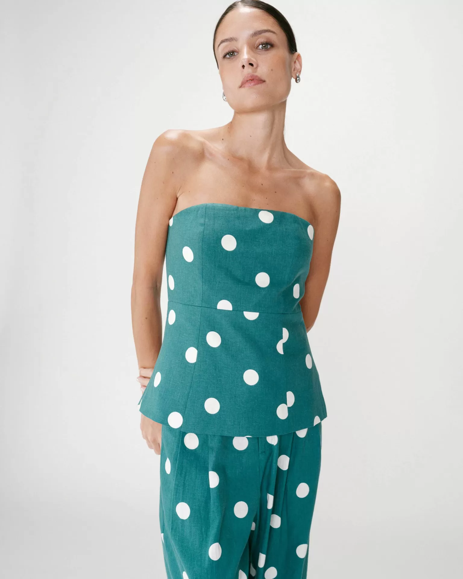 TOP WIXIE VERDE Conjunto verde com bolinhas brancas em modelo feminino