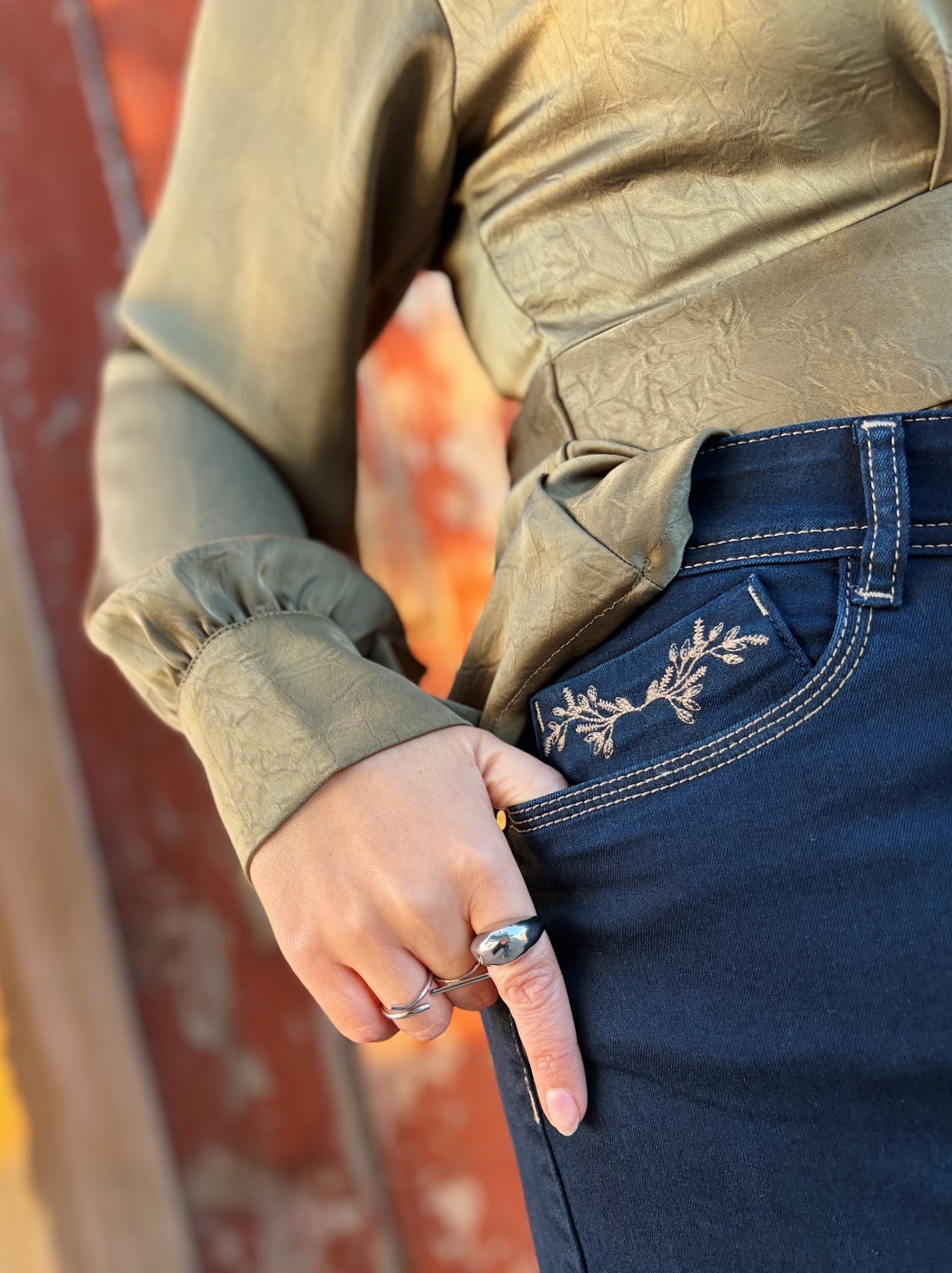 CALÇAS BIBIANA Calças de ganga com bordado floral e blusa castanha de tecido texturado com punhos franzidos