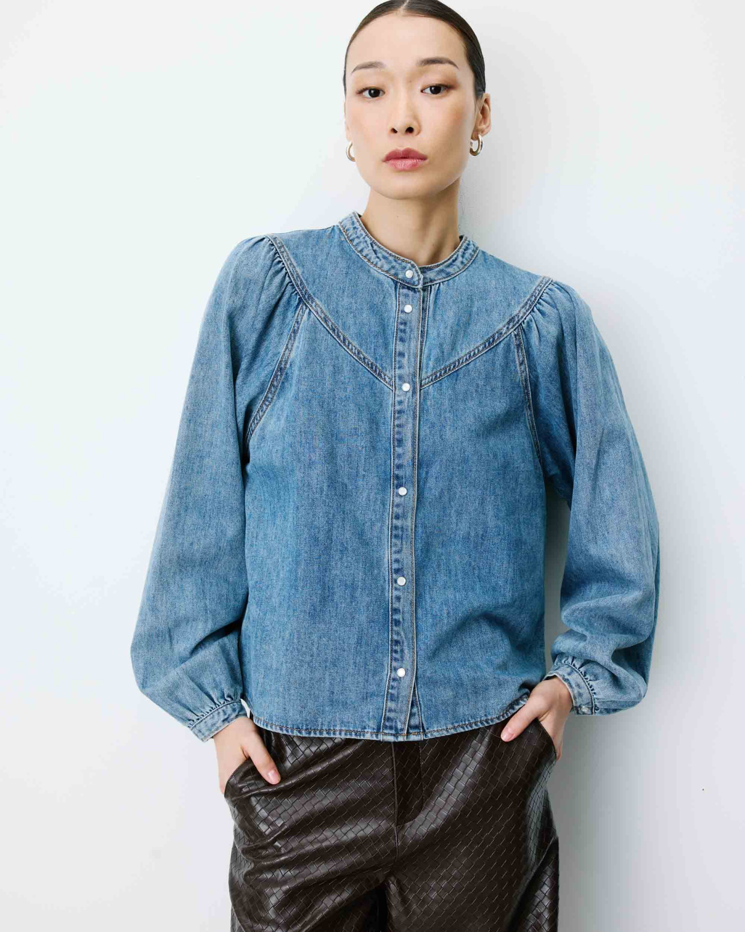 CAMISA ANAELLE Blusa de ganga azul clara com botões e mangas compridas