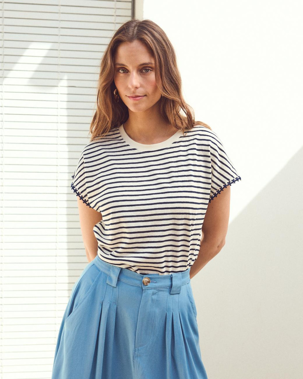 SAIA FIAMA Mulher com t-shirt de riscas branco e azul e calças azul claro
