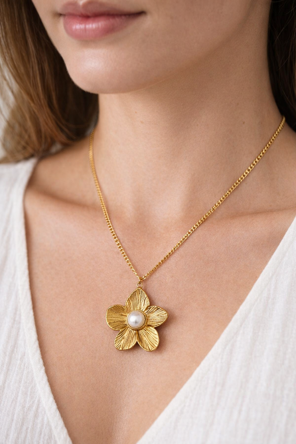 COLAR GIRASSOL Colar dourado com flor e pérola ao pescoço