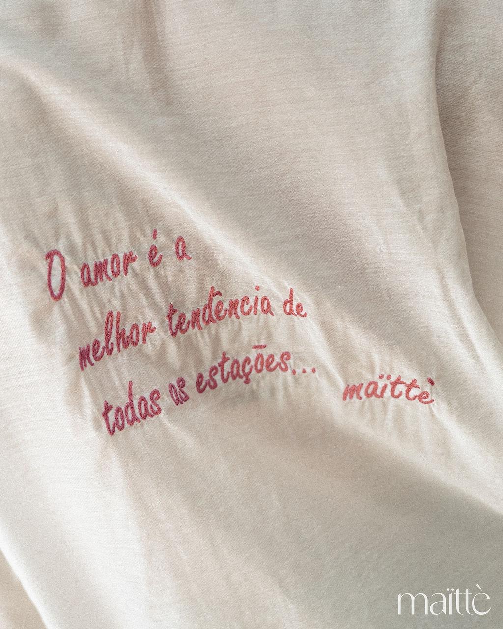 CAMISA MAITTÈ Tecido creme com bordado rosa com frase e logótipo maitè