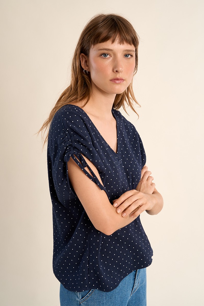 BLUSA YOANA Blusa azul escura com pontos brancos e mangas com amarração