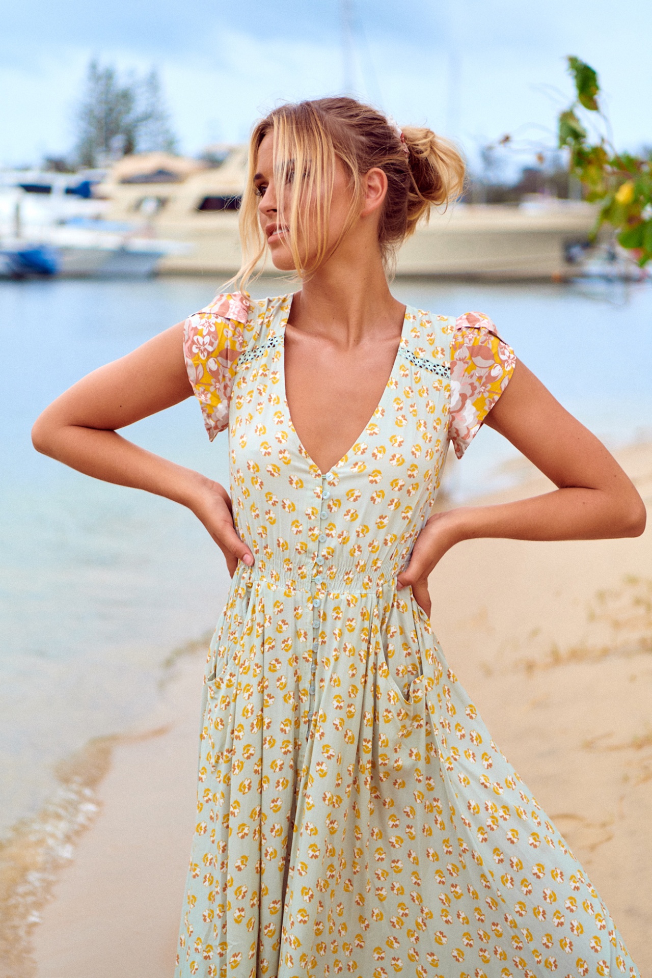 VESTIDO MAISHA Vestido comprido azul claro com flores amarelas e mangas curtas florais