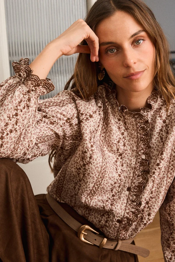 CAMISA AVELINE Blusa feminina floral bege e castanha com renda nas mangas e colarinho